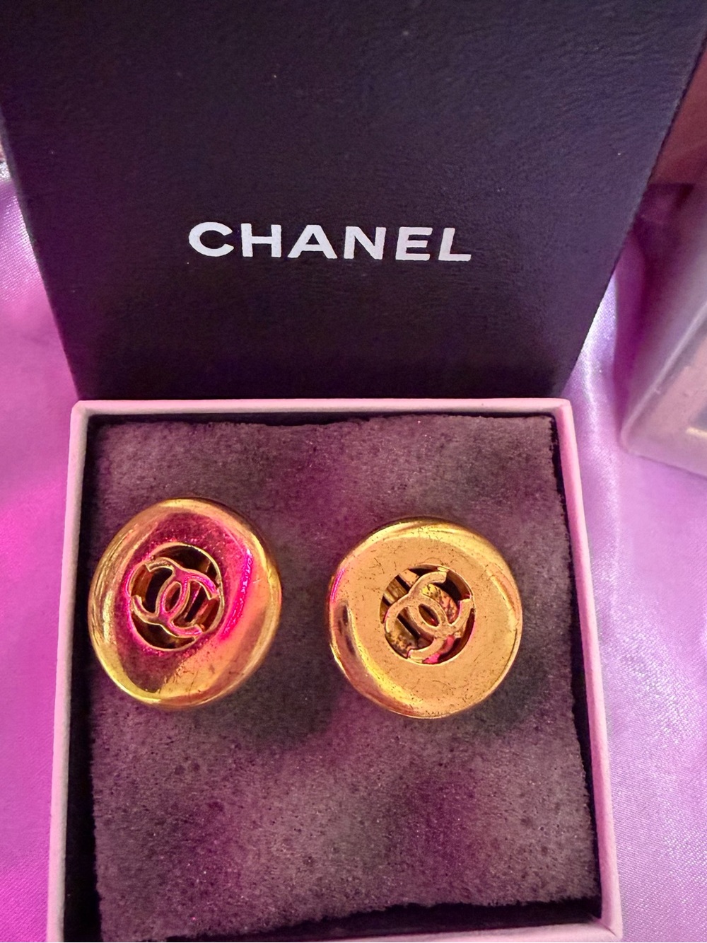 CHANEL Gold Round CC Logo Clip-On Earrings - Picture 3 of 5